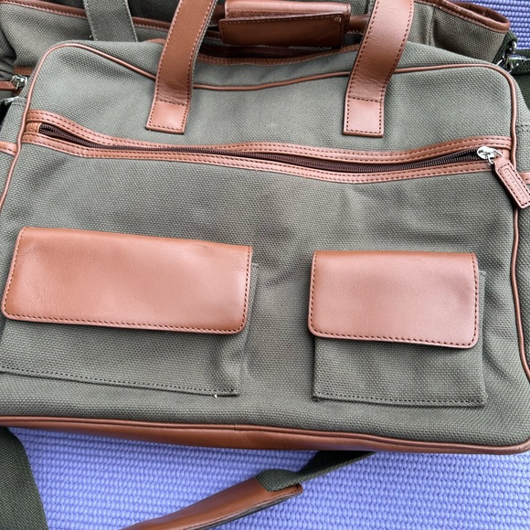 Levenger Italian leather travel bags (2) - Picture 2 of 16